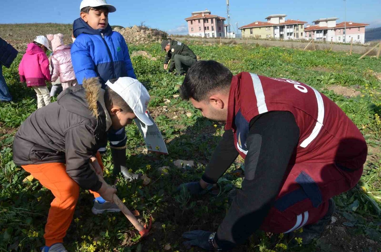 MANİSA’DA YANAN ORMANLIK ALANLARIN AĞAÇLANDIRILMASI KAPSAMINDA YÜRÜTÜLEN ÇALIŞMALARDA 100 BİNİNCİ...