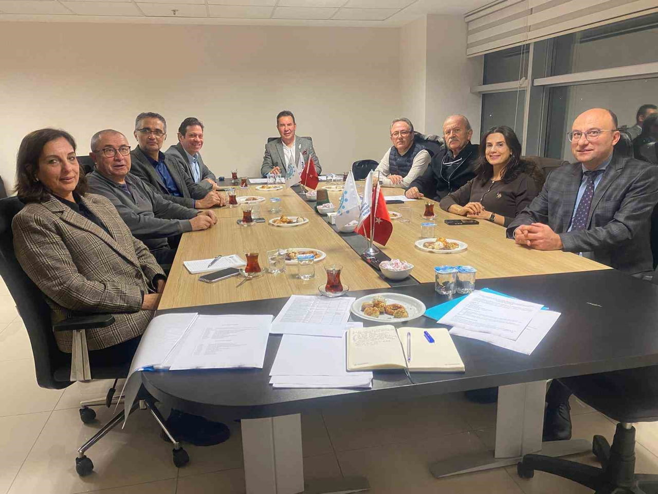 MANİSA KENT KONSEYİ YÜRÜTME KURULU’NUN YILIN SON TOPLANTISINDA, 2025’İN ACI KAYIPLARI ANILIRKEN...