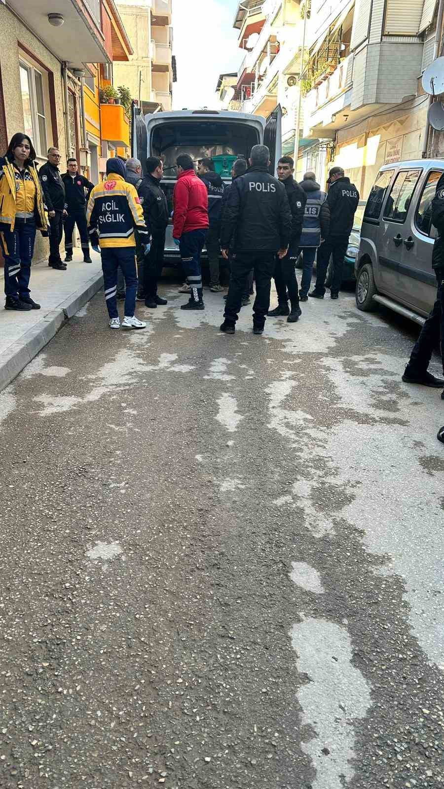 MANİSA’NIN ALAŞEHİR İLÇESİNDE BOŞANMA AŞAMASINDAKİ EŞİ TARAFINDAN SOKAK ORTASINDA SİLAHLA VURULAN...