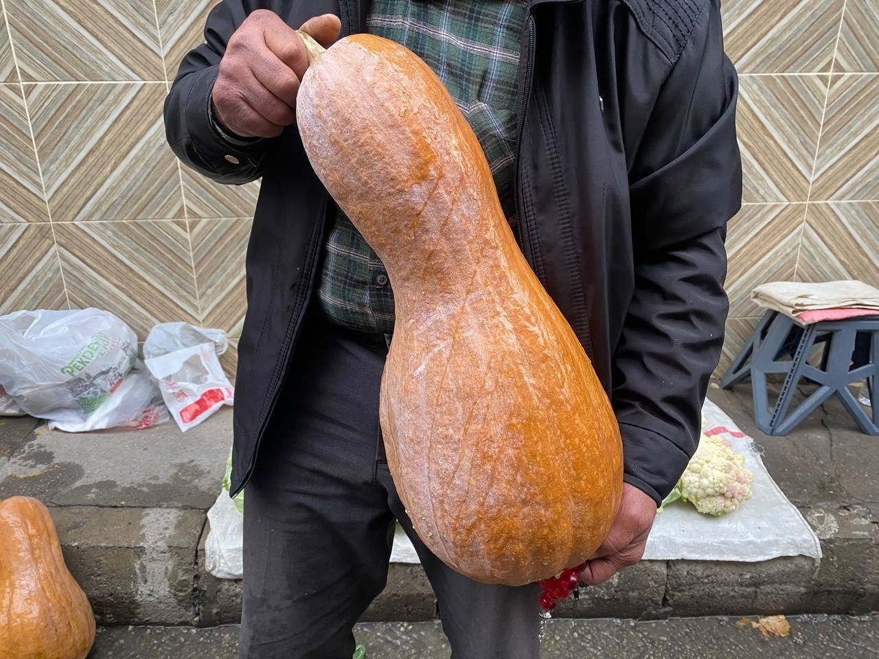 MANİSA’NIN ALAŞEHİR İLÇESİNDE KURULAN SEMT PAZARINDA SATIŞA SUNULAN BAL KABAĞI, HEM KENDİSİ HEM DE...