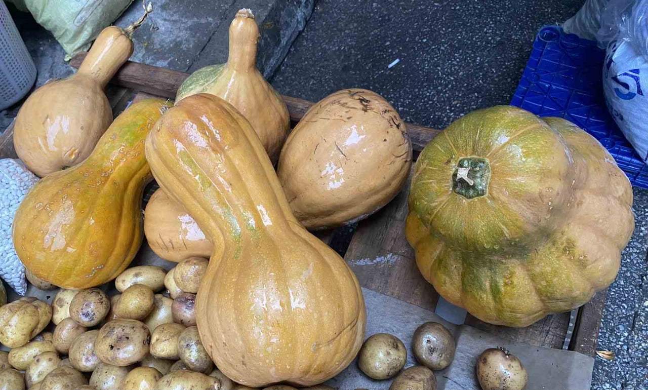 MANİSA’NIN ALAŞEHİR İLÇESİNDE KURULAN SEMT PAZARINDA SATIŞA SUNULAN BAL KABAĞI, HEM KENDİSİ HEM DE...