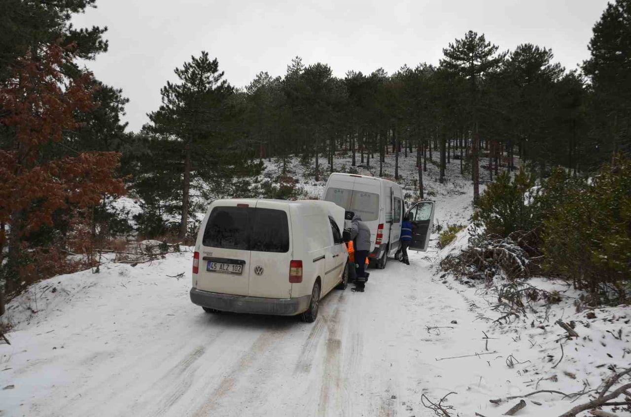 MANİSA’NIN DEMİRCİ İLÇESİNDE, DAĞLIK ALANDA KARLI HAVADA AVLANMAYA ÇIKAN 3 AVCI, ARAÇLARIYLA...
