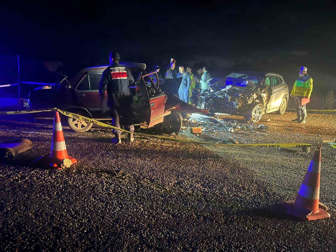 MANİSA’NIN DEMİRCİ İLÇESİNDE İKİ OTOMOBİLİN ÇARPIŞMASI SONUCU MEYDANA GELEN TRAFİK KAZASINDA AYNI...