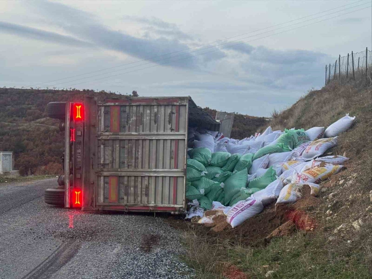 MANİSA’NIN GÖRDES İLÇESİNDE YEM YÜKLÜ BİR TIR, SÜRÜCÜSÜNÜN VİRAJI ALAMAMASI SONUCU DEVRİLDİ....