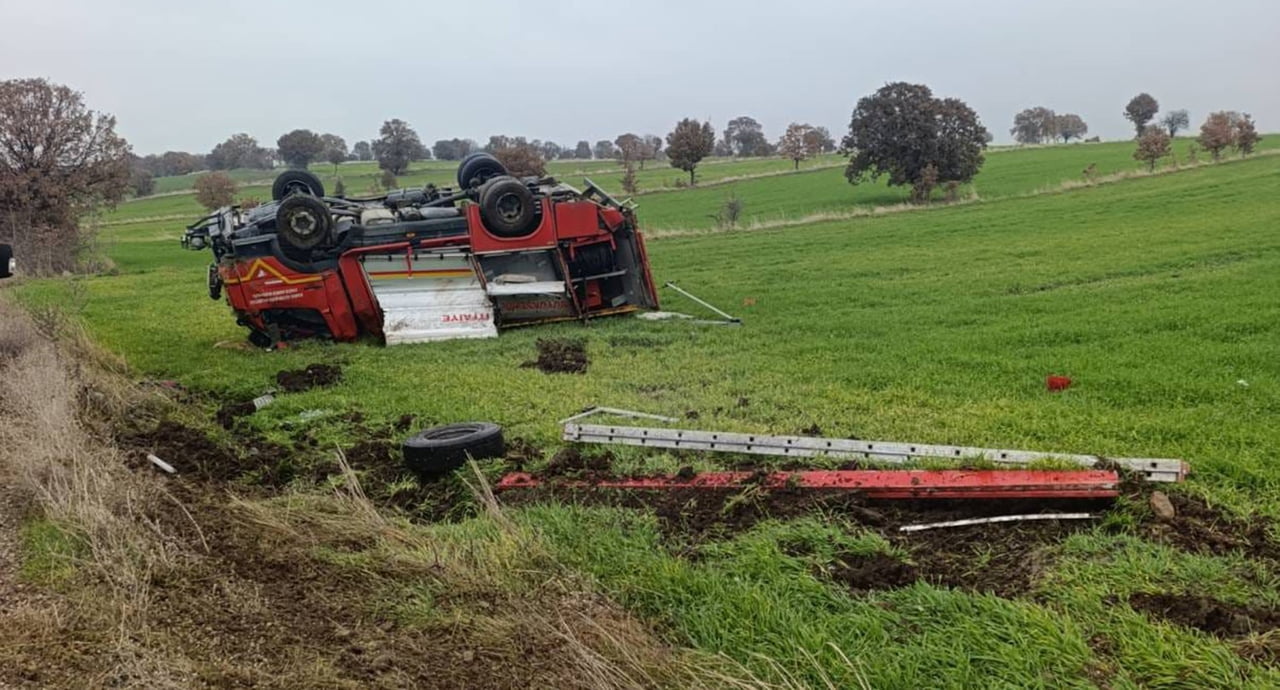 MANİSA’NIN KULA İLÇESİNDE, YANGINA DESTEK AMACIYLA YOLA ÇIKAN İTFAİYE ARACI SÜRÜCÜSÜNÜN DİREKSİYON...