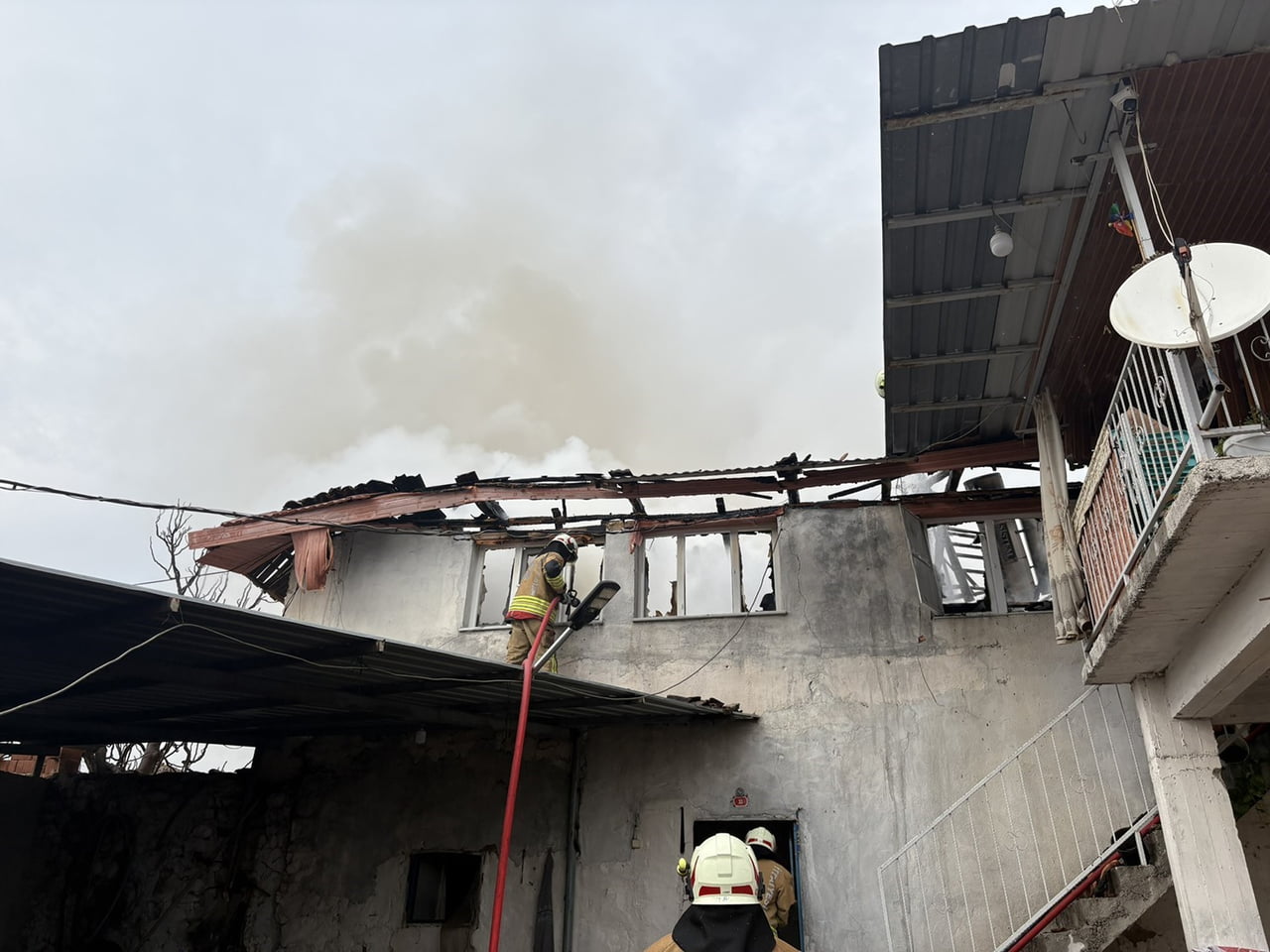 MANİSA’NIN KULA İLÇESİNE BAĞLI AHMETLİ MAHALLESİ’NDE ÇIKAN YANGINDA 2 KATLI BİR MÜSTAKİL EV...