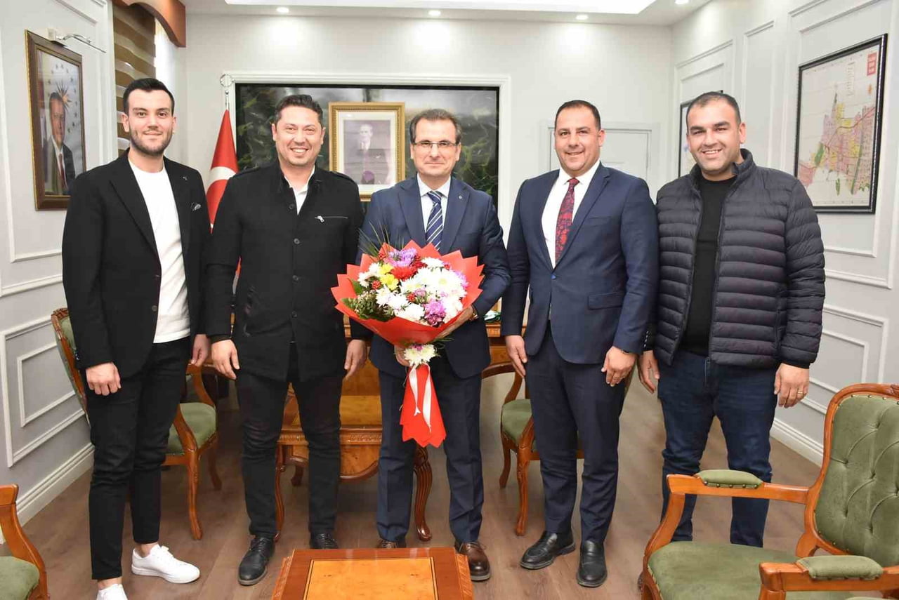 MANİSA’NIN SALİHLİ İLÇE KAYMAKAMI ALİ GÜLDOĞAN’A, İSMİNİN YAZILI OLDUĞU 45 NUMARALI YEŞİL-BEYAZ...