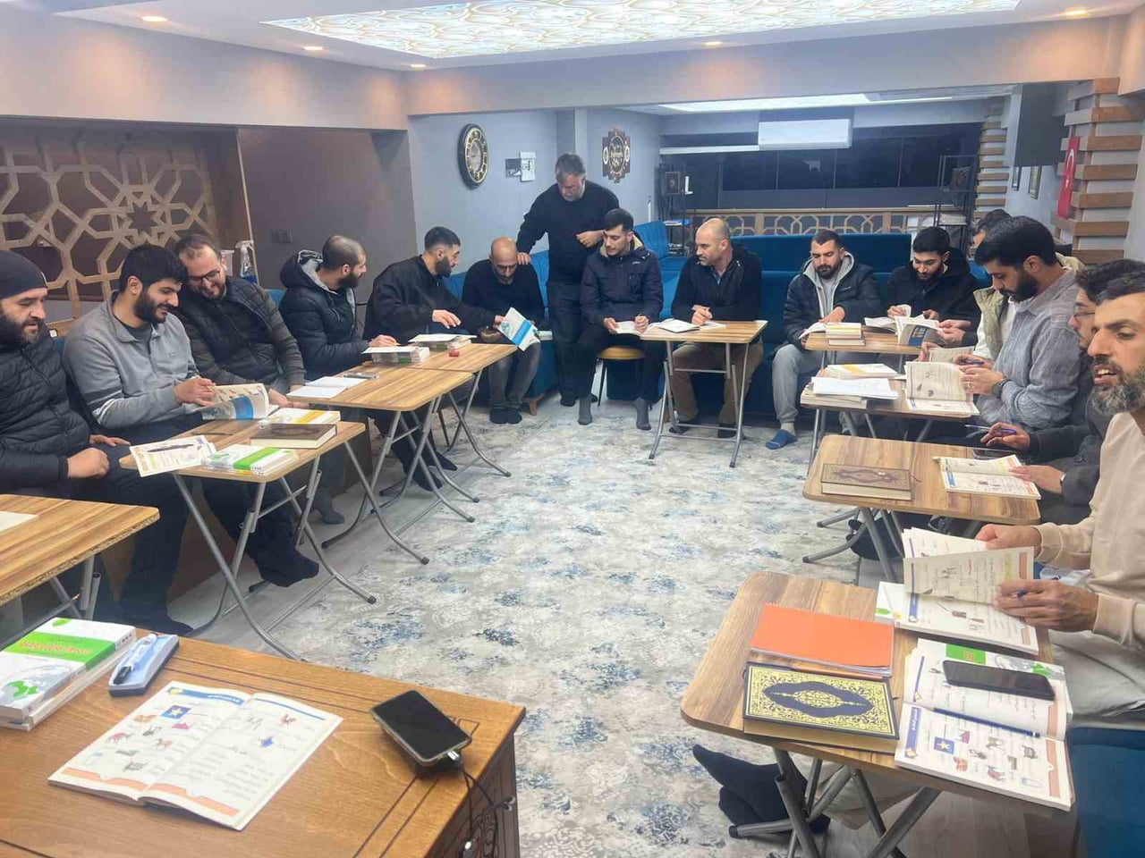 MANİSA’NIN SALİHLİ İLÇESİNDE GENÇLERİN KUR’AN DİLİ OLAN ARAPÇA’YA OLAN İLGİSİ HER GEÇEN GÜN...