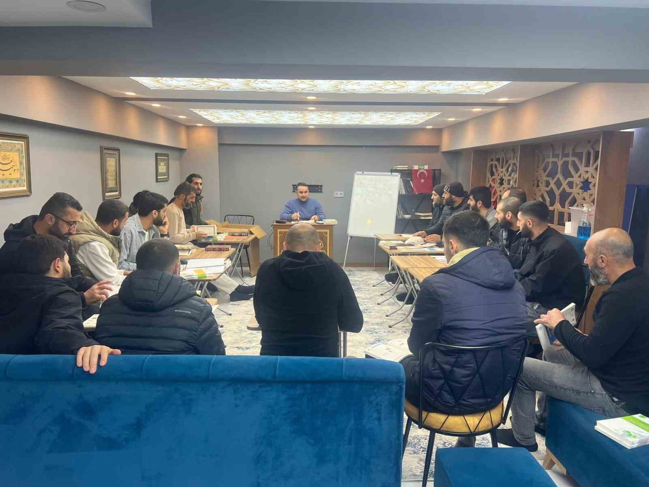 MANİSA’NIN SALİHLİ İLÇESİNDE GENÇLERİN KUR’AN DİLİ OLAN ARAPÇA’YA OLAN İLGİSİ HER GEÇEN GÜN...