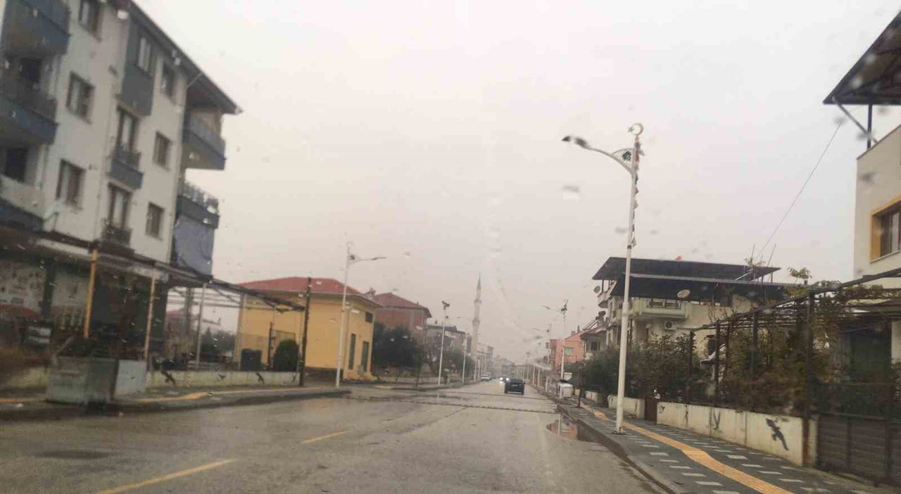 MANİSA’NIN SARIGÖL İLÇESİ VE ÇEVRESİNDE UZUN SÜREDİR BEKLENEN SAĞANAK YAĞMUR, TARIM ALANLARINI...