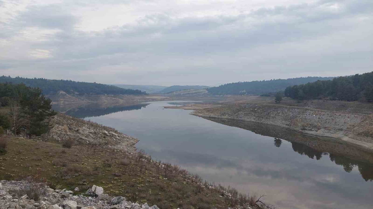 MANİSA’NIN SARIGÖL İLÇESİNDE, OVAYI SULAYAN BARAJLARDAKİ SU SEVİYESİNİN GİDEREK DÜŞMESİ ÇİFTÇİLERİ...