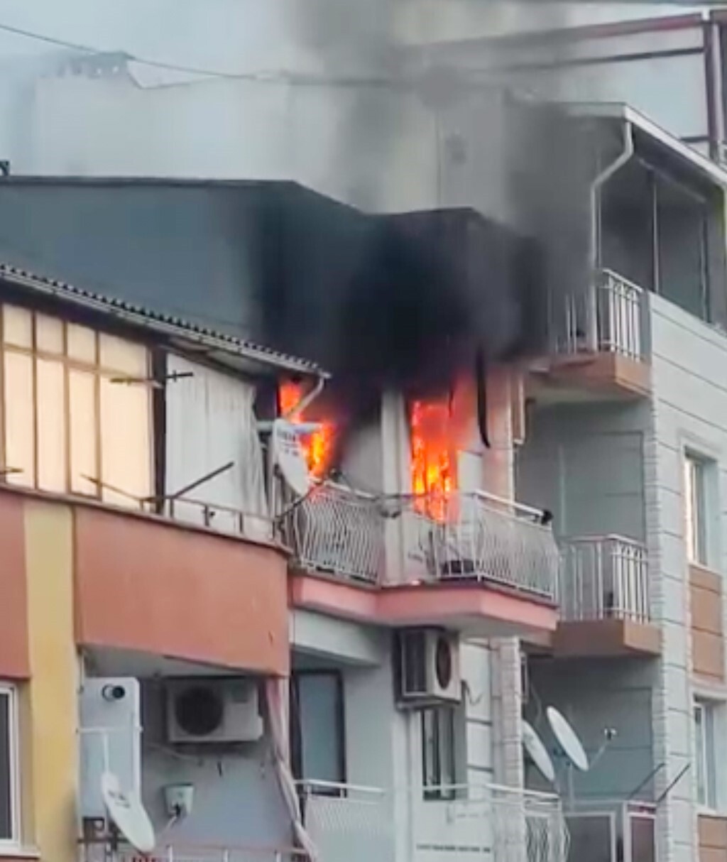MANİSA’NIN ŞEHZADELER İLÇESİNDE ÇIKAN EV YANGININDA 6 KEDİ TELEF OLURKEN 2 KİŞİ DE DUMANDAN...