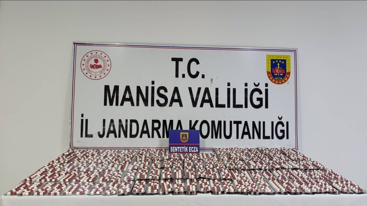 MANİSA’NIN SOMA İLÇESİNDE JANDARMA EKİPLERİNCE DÜZENLENEN UYUŞTURUCU OPERASYONUNDA BAŞKA BİR İLDEN...