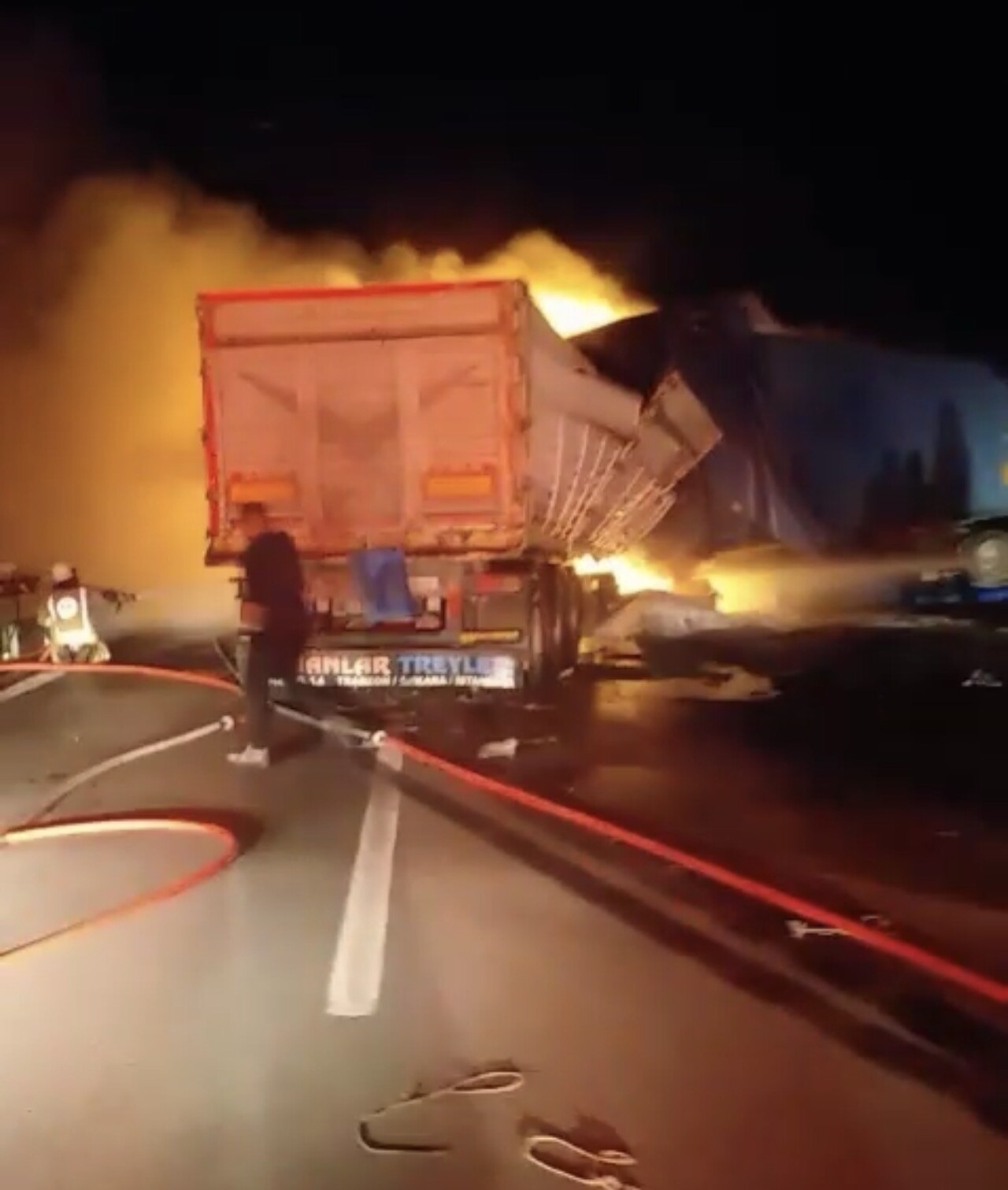 MANİSA’NIN TURGUTLU İLÇESİ GEÇİŞİNDEKİ İZMİR-İSTANBUL OTOYOLU’NDA İKİ TIRIN ÇARPIŞMASI SONUCU...