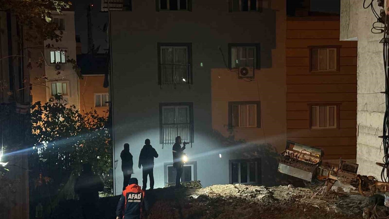 MANİSA’NIN TURGUTLU İLÇESİNDE İKİ BİNA OLUŞAN ÇATLAKLAR NEDENİYLE TAHLİYE EDİLDİ.