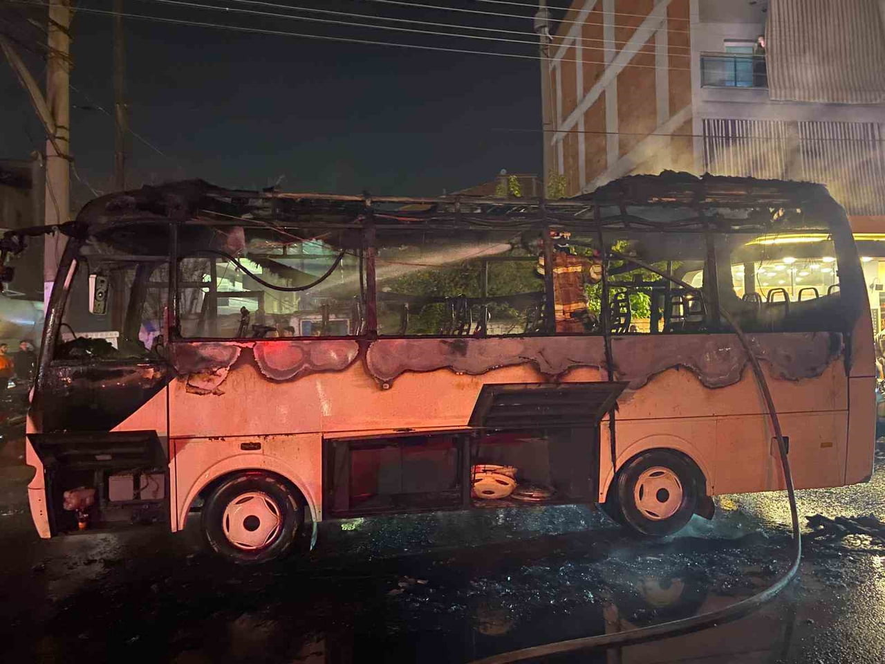 MANİSA’NIN TURGUTLU İLÇESİNDE İŞÇİ SERVİSİ OLARAK KULLANILAN BİR OTOBÜS, İŞÇİLERİ ALMAYA GİTMEK...