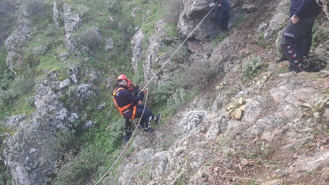 MANİSA’NIN YUNUSEMRE İLÇESİNDE DAĞLIK ALANDA MAHSUR KALAN BİR VATANDAŞ, MANİSA BÜYÜKŞEHİR...