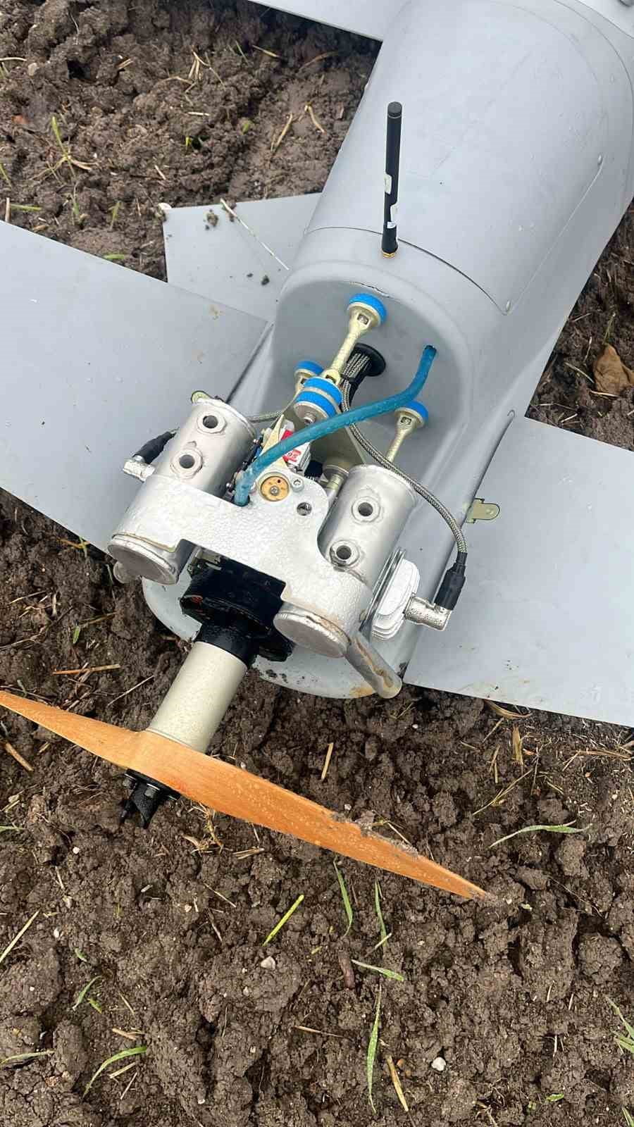 MANYAS İLÇESİNE BAĞLI SALUR MAHALLESİ’NDE BİR İNSANSIZ HAVA ARACI (İHA) BOŞ BİR ARAZİYE...