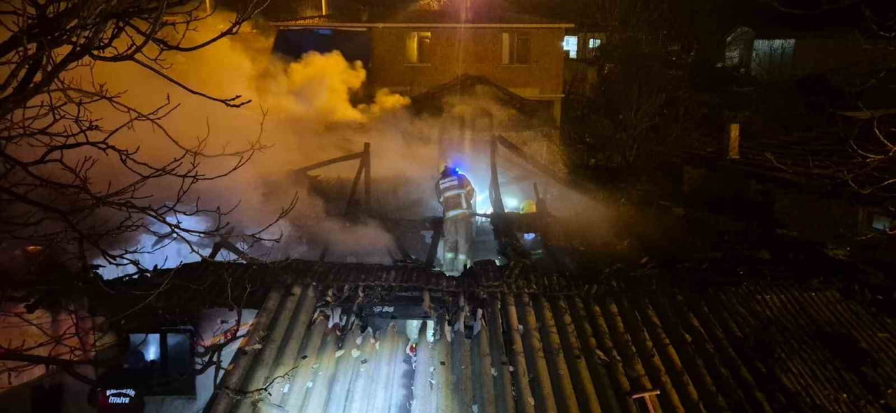 MANYAS’TA TEK KATLI EV ALEVLERE TESLİM OLDU