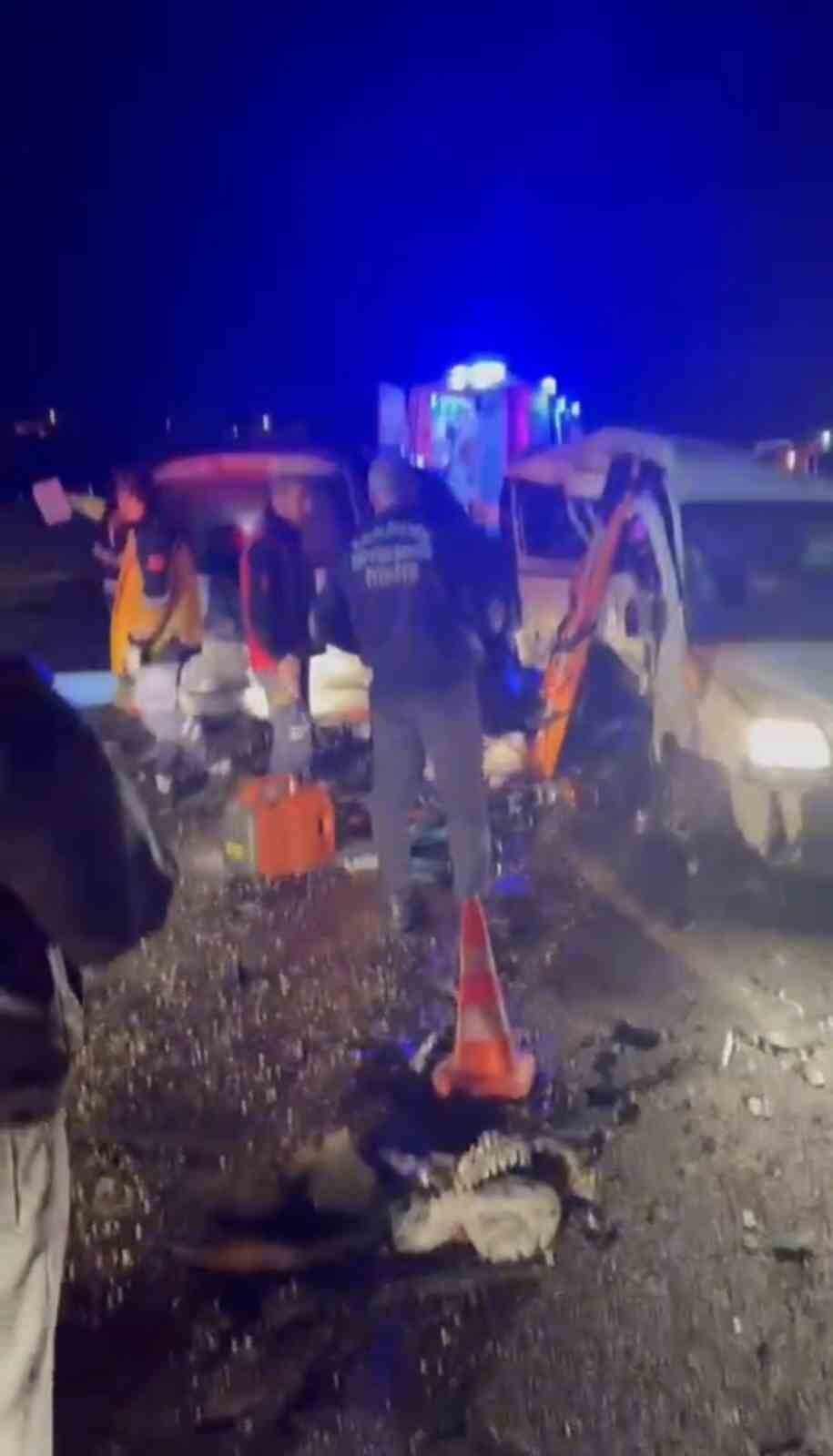 MARDİN'DE 2 HAFİF TİCARİ ARAÇ VE 1 OTOMOBİLİN KARIŞTIĞI ZİNCİRLEME TRAFİK KAZASINDA 3 KİŞİ...