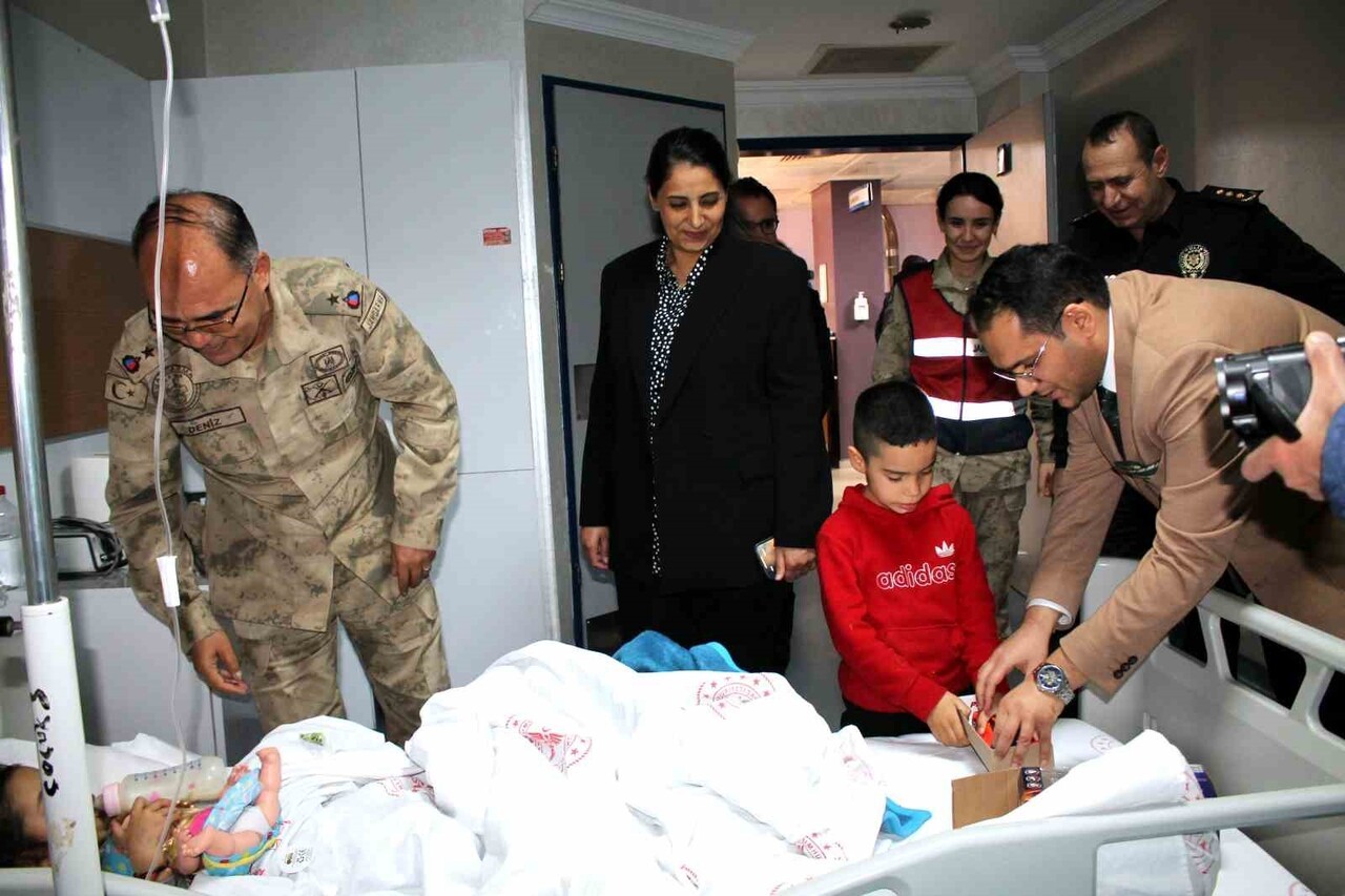 MARDİN'DEKİ MİDYAT DEVLET HASTANESİ, ÇOCUK HASTALARA MORAL VE MOTİVASYON KAZANDIRMAK AMACIYLA...