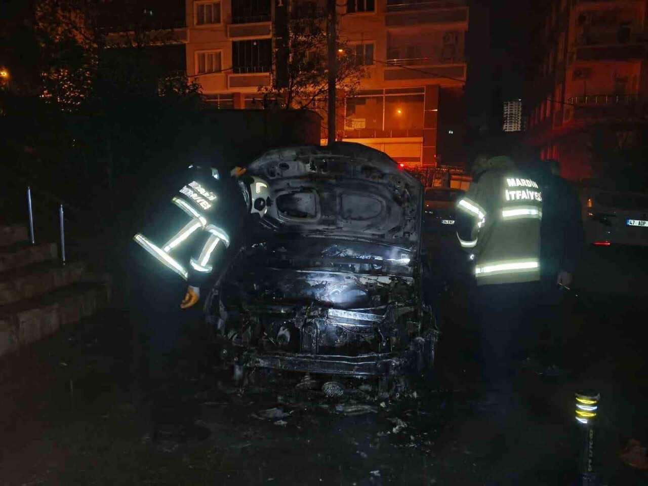 MARDİN'İN ARTUKLU İLÇESİNDE PARK HALİNDEKİ OTOMOBİLDE ÇIKAN YANGIN SÖNDÜRÜLDÜ.