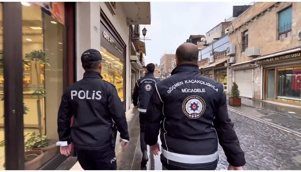 MARDİN’DE DÜZENSİZ GÖÇLE MÜCADELE KAPSAMINDA GERÇEKLEŞTİRİLEN "HUZUR VE GÜVEN" UYGULAMASI...