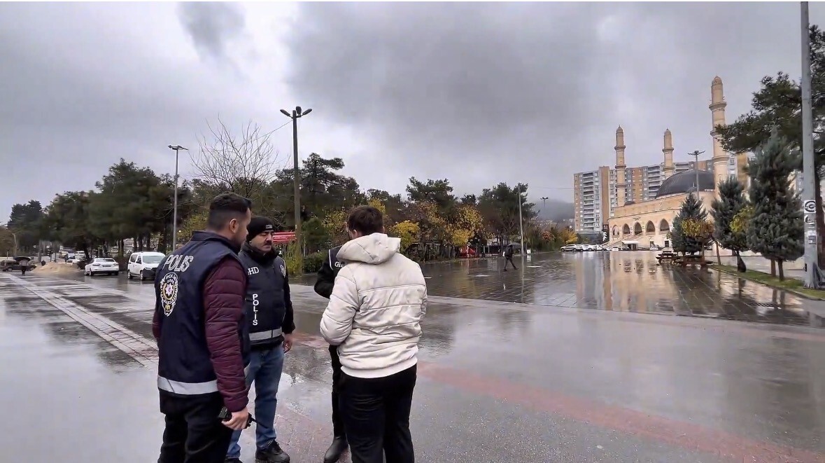 MARDİN’DE DÜZENSİZ GÖÇLE MÜCADELE KAPSAMINDA GERÇEKLEŞTİRİLEN "HUZUR VE GÜVEN" UYGULAMASI...