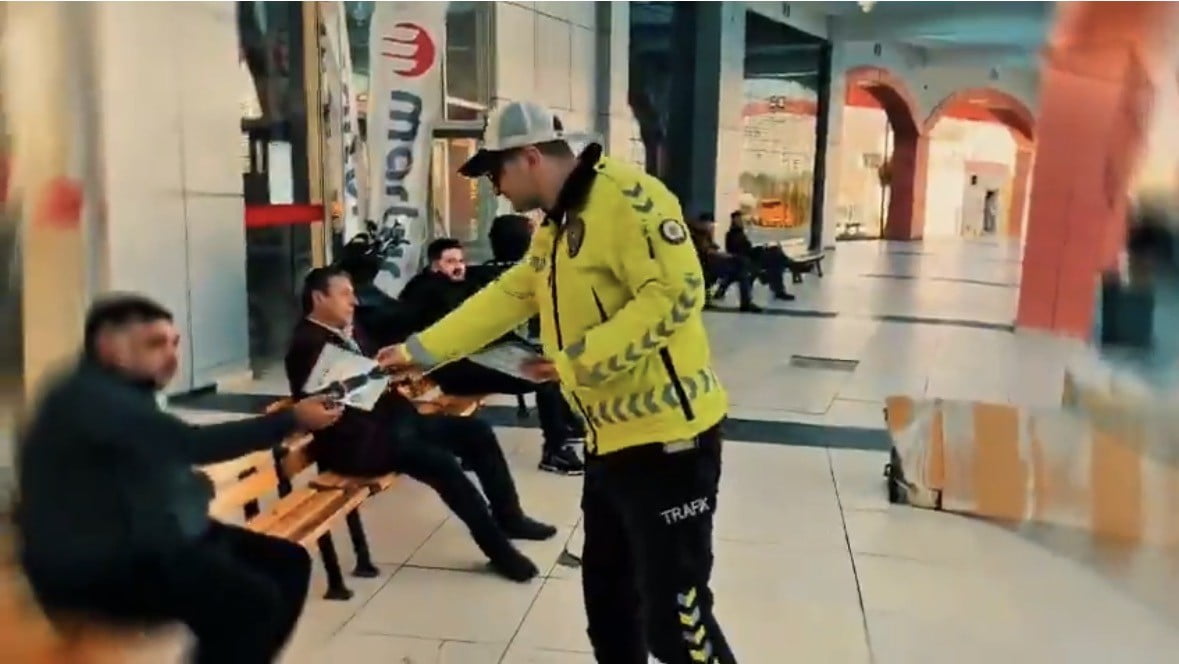 MARDİN’DE TRAFİK POLİSLERİ TARAFINDAN SÜRÜCÜ VE YOLCULARA EMNİYET KEMERİ KULLANIMI İLE TRAFİK...