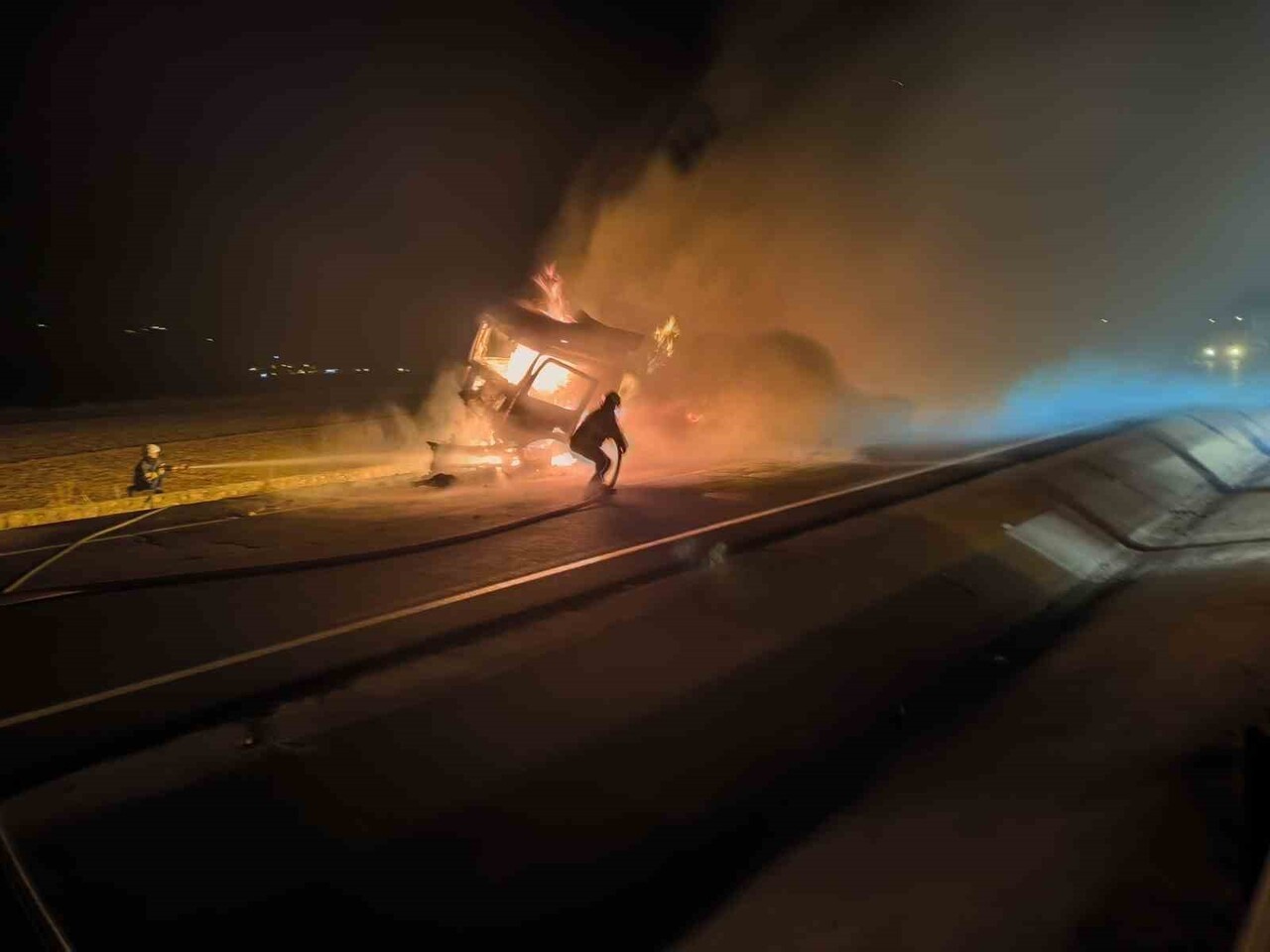 MARDİN’İN NUSAYBİN İLÇESİNDE İKİ TIRIN ÇARPIŞMASI SONUCU BİR TIRDA YANGIN ÇIKTI.