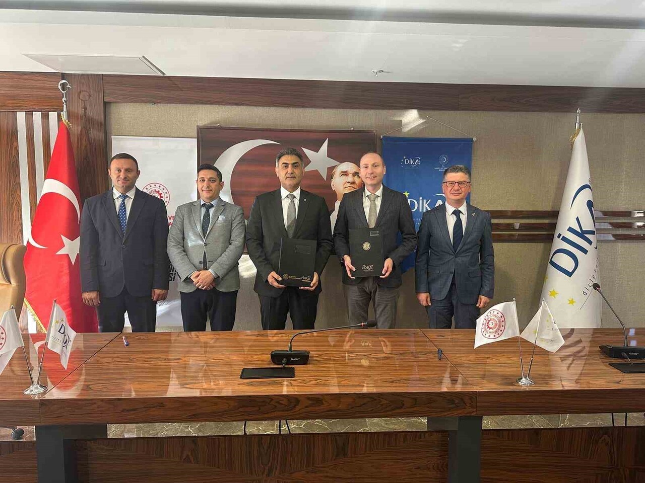 MARDİN TSO BAŞKANI HATİP ÇELİK İLE DİKA GENEL SEKRETERİ AYKUT ANİÇ TARAFINDAN İMZALANAN PROJENİN...