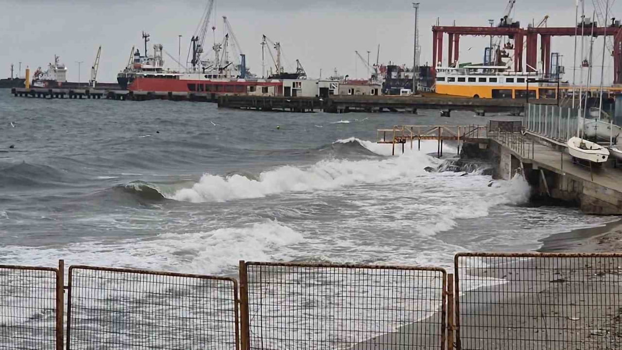 MARMARA DENİZİ’NDE ETKİLİ OLAN KUVVETLİ POYRAZ NEDENİYLE TEKİRDAĞ AÇIKLARINDA DENİZ ULAŞIMI...