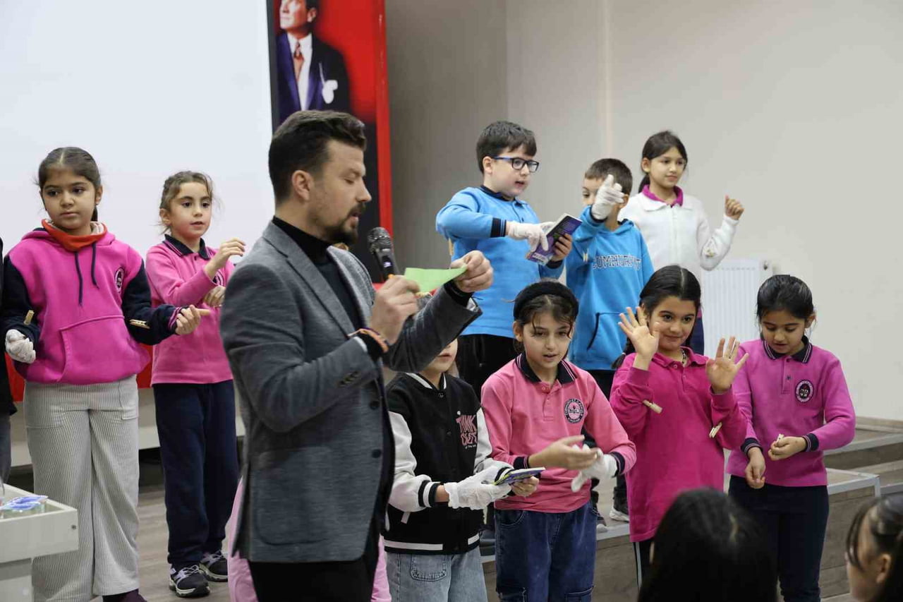 MATEMATİK ÖĞRETMENİ MEHMET GÖNEN, MEZUN OLDUĞU OKULDA DÜZENLENEN KONFERANSTA ÖĞRENCİLERLE BİR...