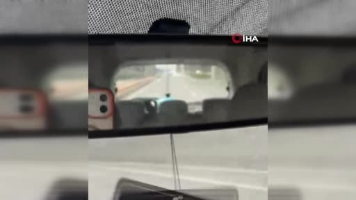 Meclis üyesini sıkıştırıp, aracı yumrukladı… O anlar kamerada