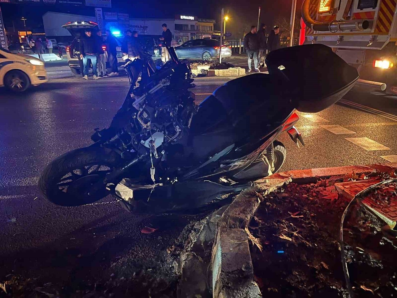 MENTEŞE'DE MOTOSİKLET TIRA ÇARPTI: 1 ÖLÜ