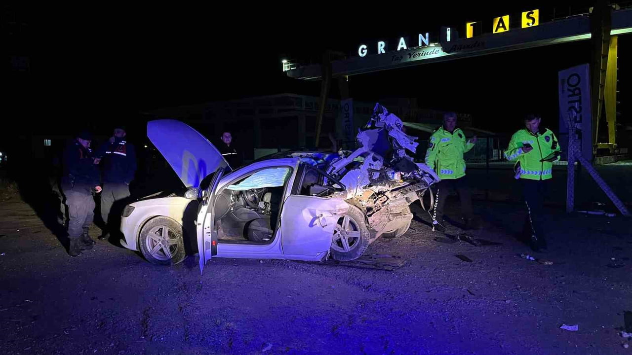 MENTEŞE’DE FECİ KAZA: 1 ÖLÜ, 1 AĞIR YARALI