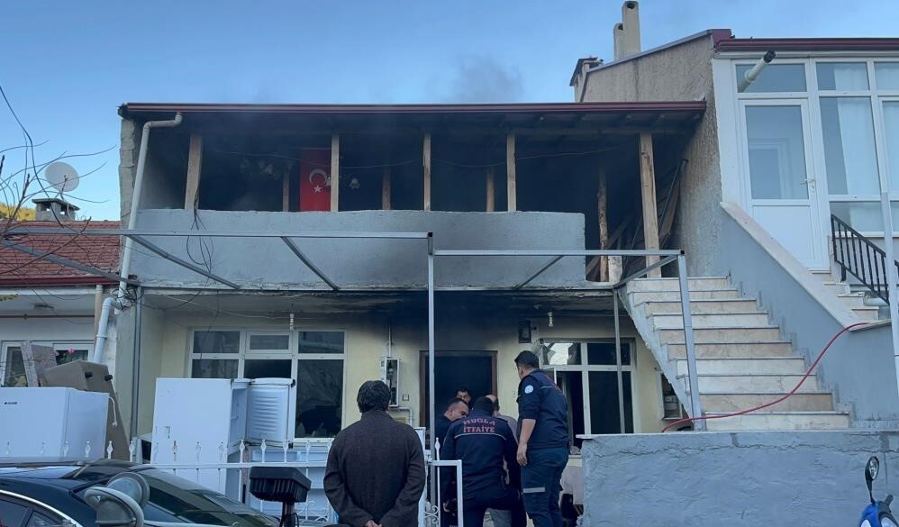 MENTEŞE İLÇESİNE BAĞLI MUSLİHİTTİN MAHALLESİ'NDE BULUNAN İKİ KATLI MÜSTAKİL EVDE YANGIN ÇIKMIŞTI...