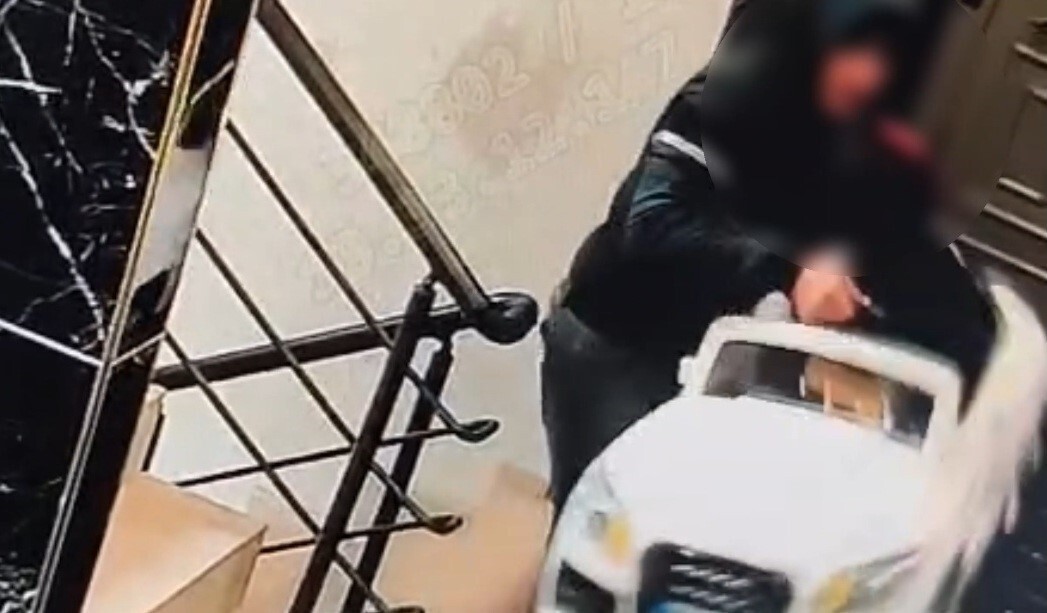 MERSİN'DE BİR APARTMANDAN AKÜLÜ ÇOCUK ARABASI VE BİSİKLET ÇALAN 2 HIRSIZLIK ZANLISI, GÜVENLİK...