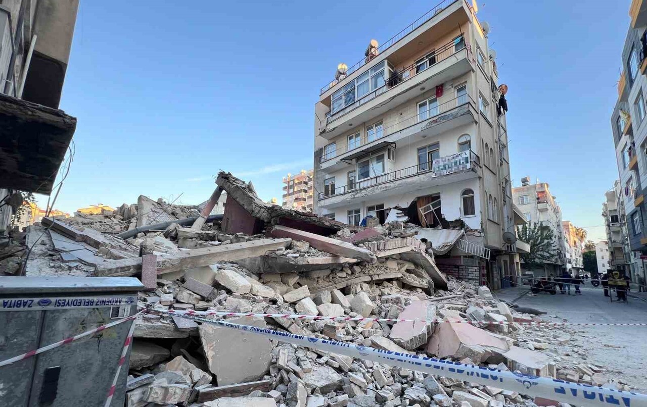 MERSİN'DE ESKİ BİR BİNANIN YIKIMI SIRASINDA MEYDANA GELEN ÇÖKMEDE, BİTİŞİK BİNANIN BİRİNCİ KATI...