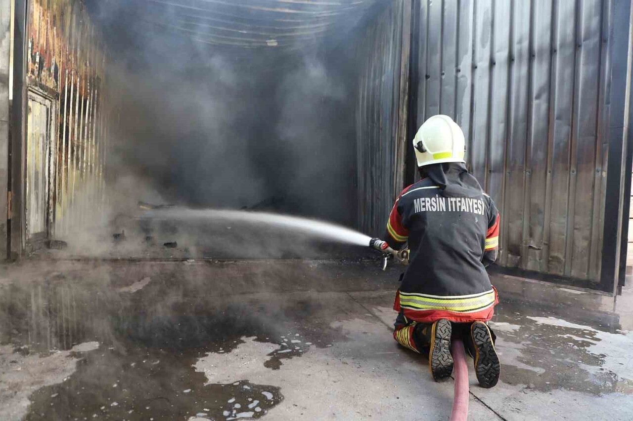 MERSİN'DE PALET ÜRETİM TESİSİNDE ÇIKAN YANGIN İTFAİYENİN MÜDAHALESİYLE BÜYÜMEDEN KONTROL ALTINA...