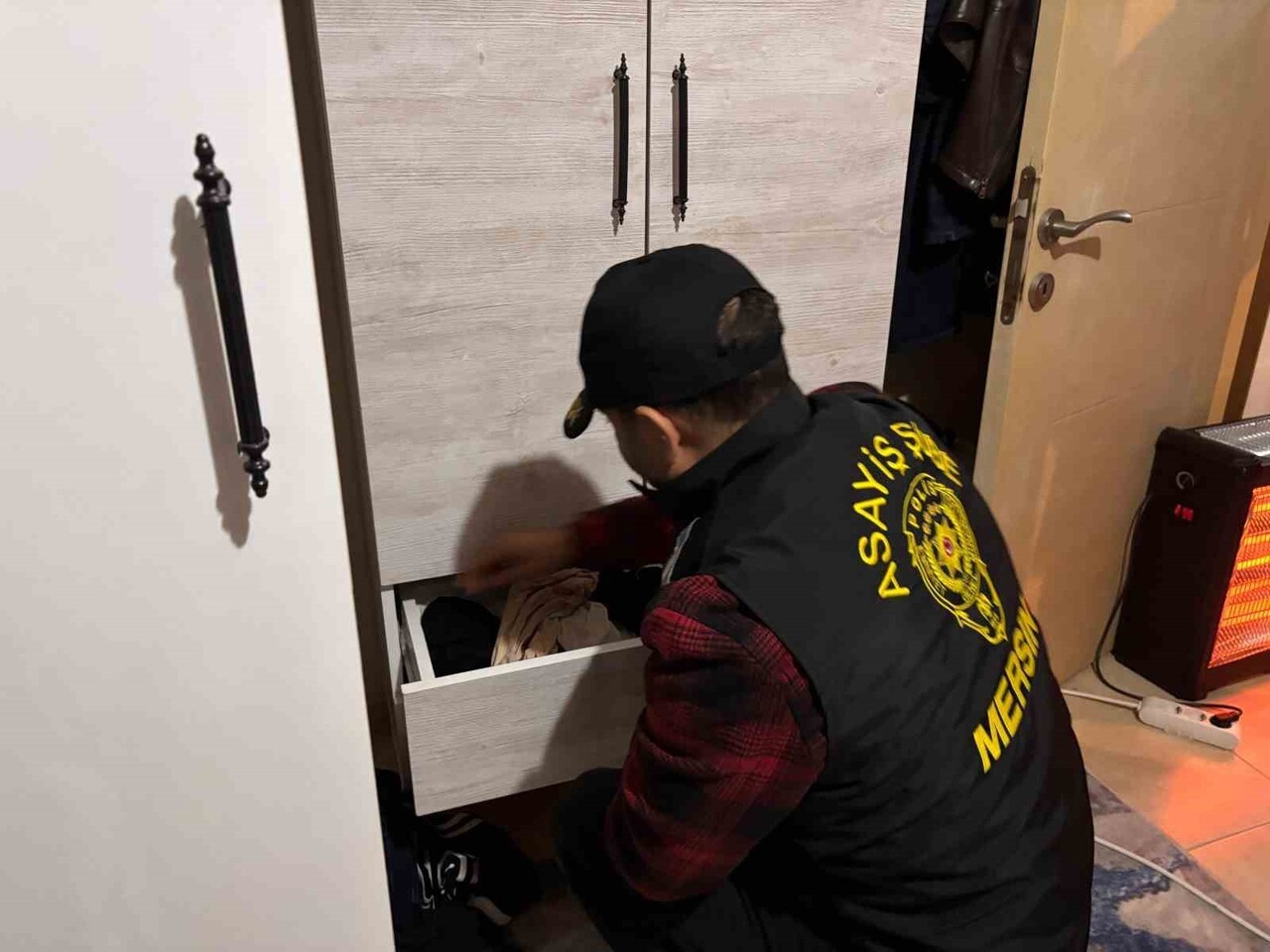 MERSİN'DE YABANCI UYRUKLU ŞAHISLARI BORÇLANDIRIP PASAPORTLARINA EL KOYARAK FUHUŞ YAPTIRAN ŞEBEKE...