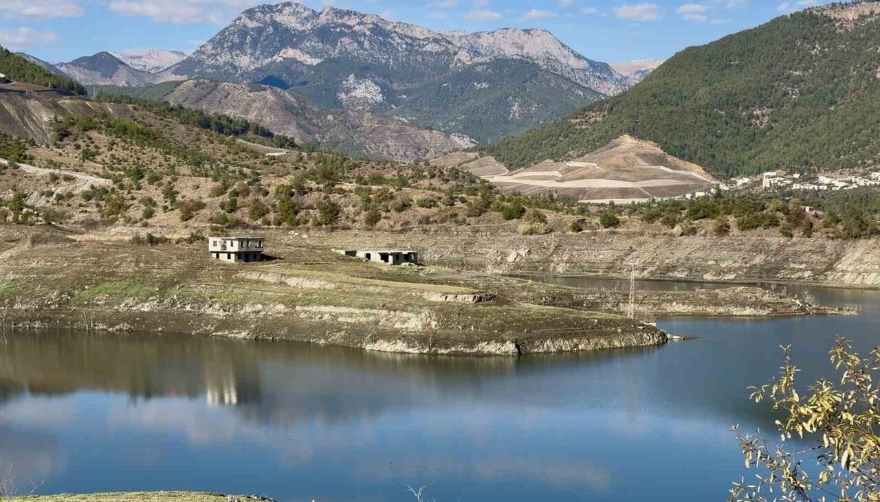 MERSİN'İN ANAMUR İLÇESİNDE BULUNAN ALAKÖPRÜ BARAJI'NDA BÖLGEDE YAŞANAN KURAKLIK NEDENİYLE SU...