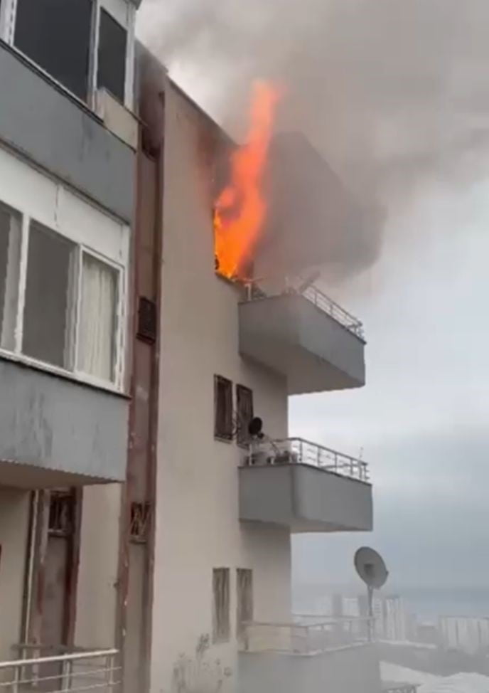 MERSİN'İN ERDEMLİ İLÇESİNDE 3 KATLI EVİN SON KATI ALEV ALEV YANDI.