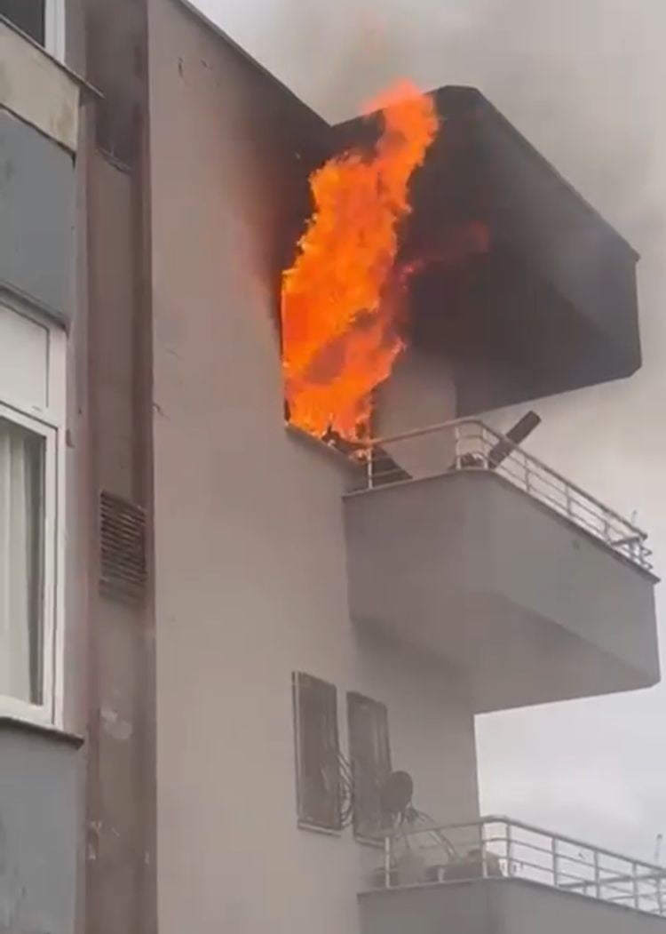 MERSİN'İN ERDEMLİ İLÇESİNDE 3 KATLI EVİN SON KATI ALEV ALEV YANDI.