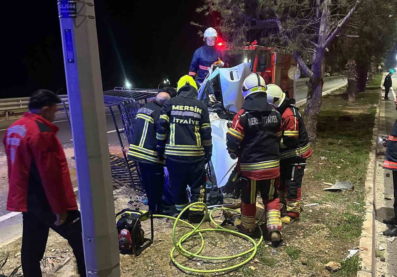 MERSİN'İN ERDEMLİ İLÇESİNDE DEVRİLEN KAMYONETTE SIKIŞAN SÜRÜCÜ, İTFAİYE EKİPLERİNİN ÇALIŞMASIYLA...