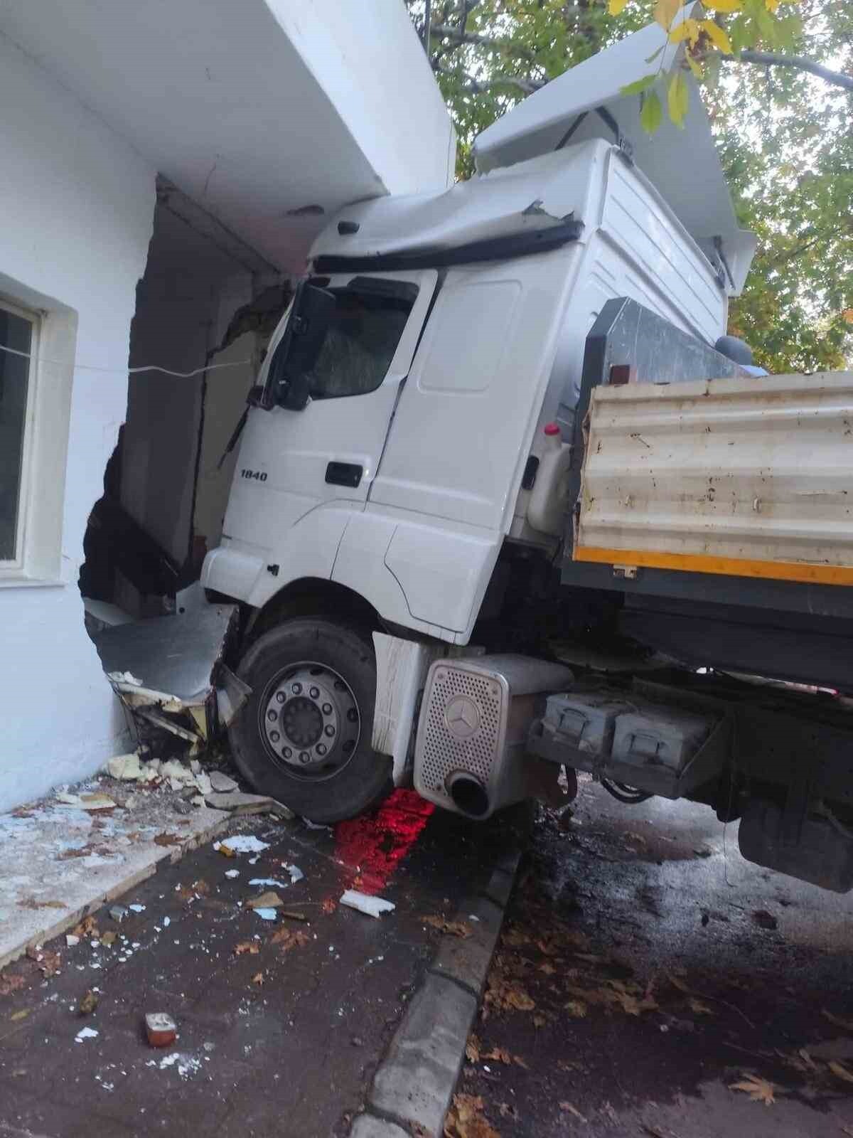 MERSİN'İN ERDEMLİ İLÇESİNDE FRENİ BOŞALAN TIR HIZLA YOKUŞ AŞAĞI GELEREK ÖNCE DİREĞE, ARDINDAN BİR...