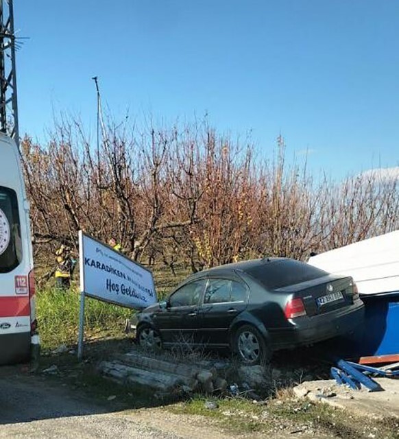 MERSİN'İN MUT İLÇESİNDE SÜRÜCÜSÜNÜN DİREKSİYON HAKİMİYETİNİ KAYBETTİĞİ OTOMOBİL OTOBÜS DURAĞINA...