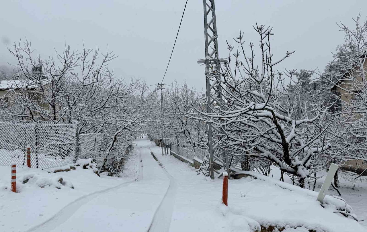 MERSİN'İN YÜKSEK RAKIMLI İLÇELERİNDE KAR YAĞIŞI ETKİLİ OLDU. ÇAMLIYAYLA İLÇESİ KARLA KAPLANIRKEN...