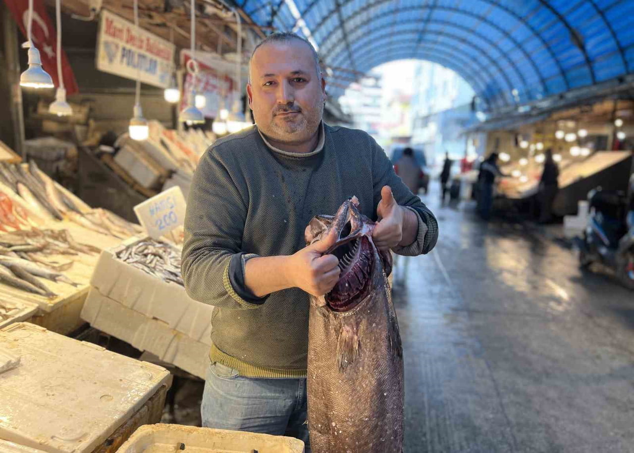 MERSİN BALIKÇILAR DERNEĞİ BAŞKANI ADNAN POLAT, "SEZONUN EN BÜYÜK BALIĞI" DEDİ.