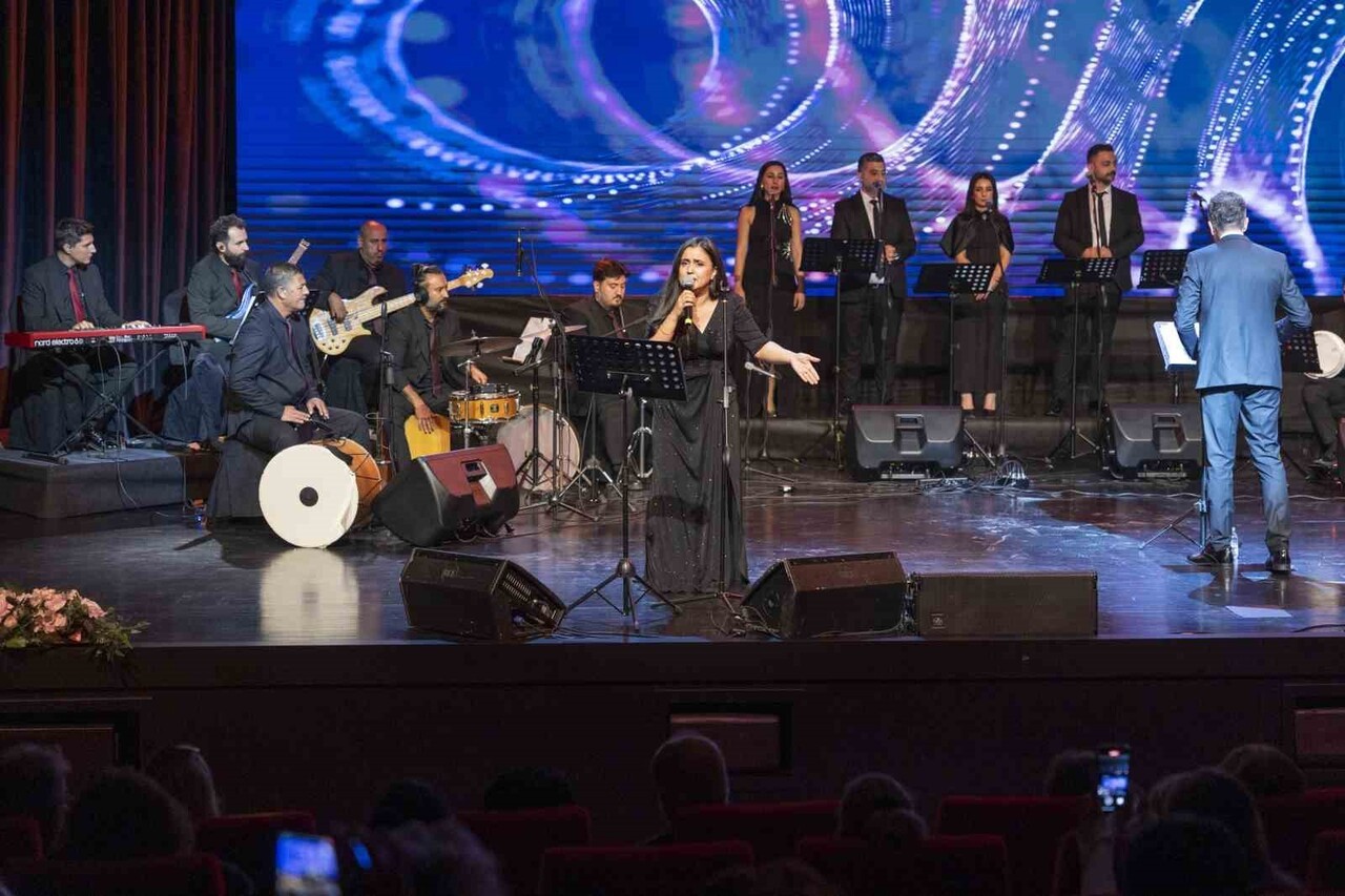 MERSİN BÜYÜKŞEHİR BELEDİYESİ, 'ANADOLU’DAN EZGİLER' KONSERİYLE KENTTEKİ SANATSEVERLERE UNUTULMAZ...